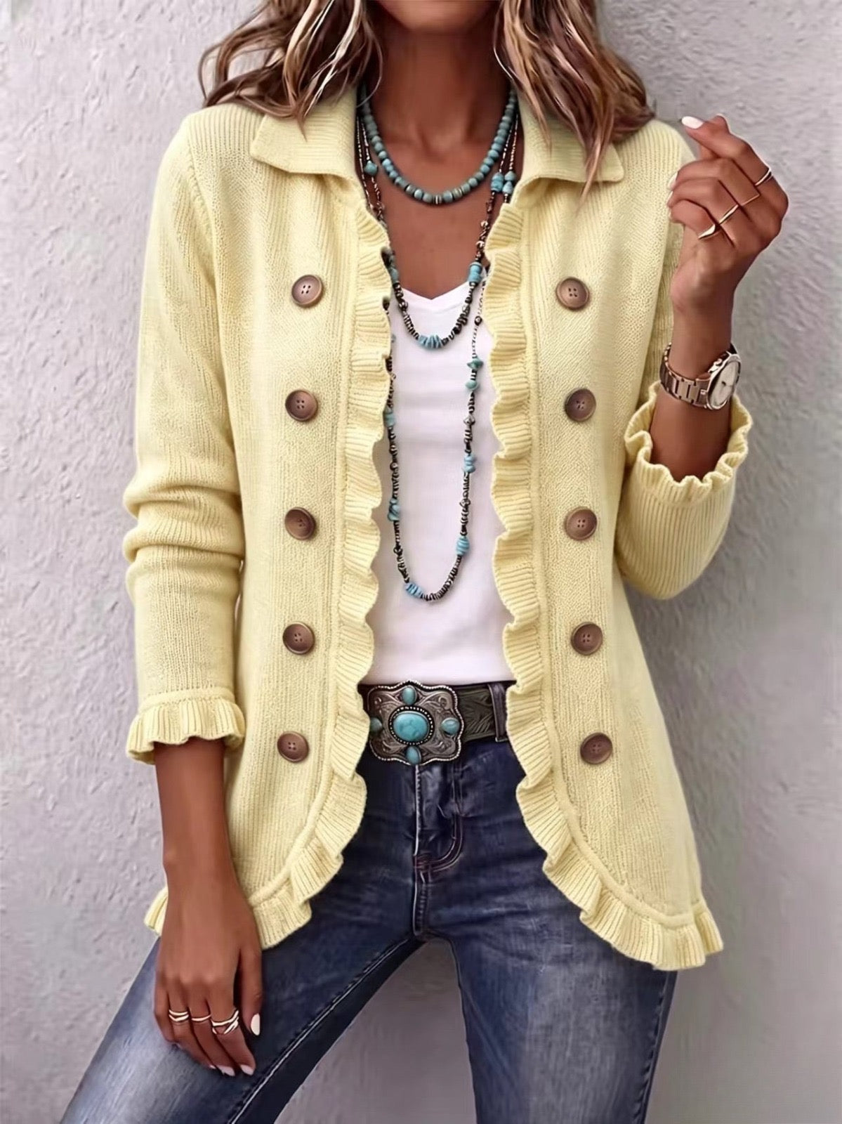 Elvira · Chaqueta de punto crema con volantes