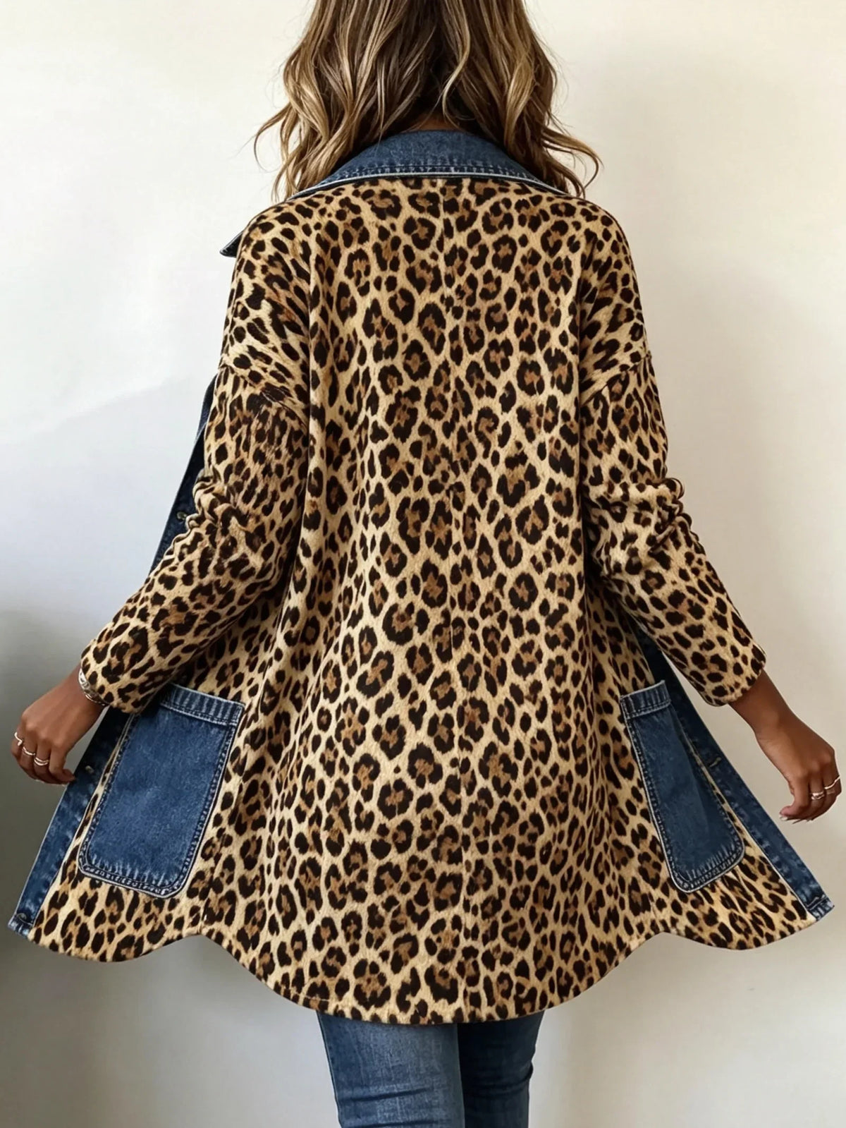 Chaqueta larga de leopardo con vaquero
